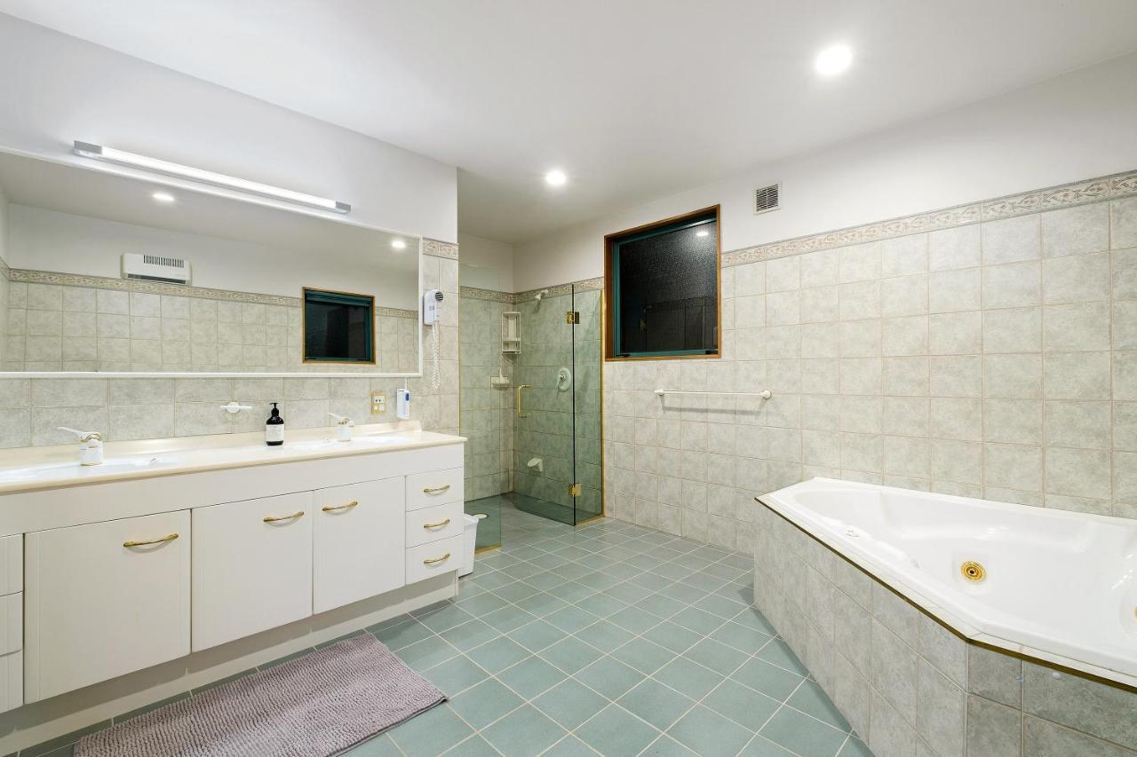 Huge Lakefront Delight - Queenstown Holiday Home Eksteriør bilde