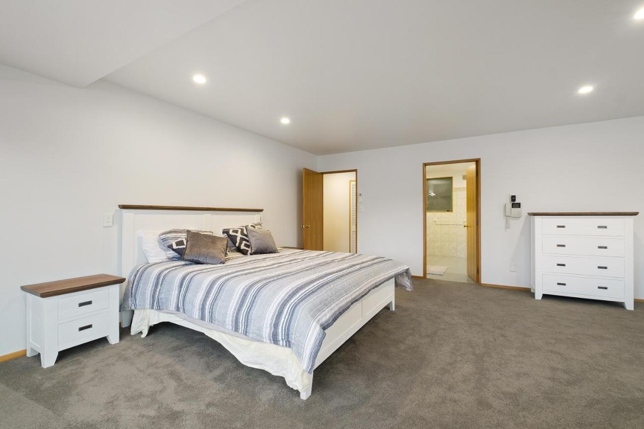 Huge Lakefront Delight - Queenstown Holiday Home Eksteriør bilde