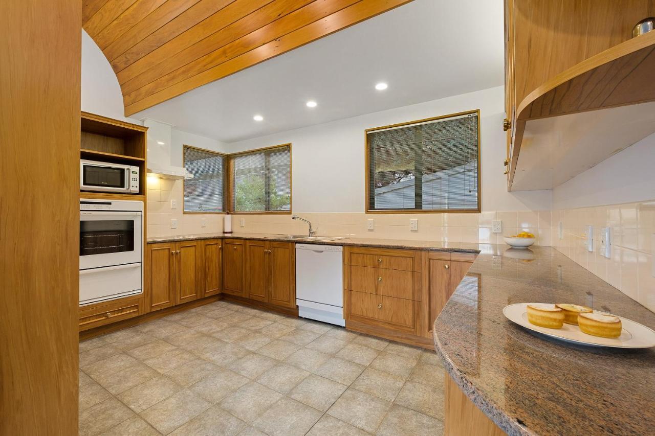 Huge Lakefront Delight - Queenstown Holiday Home Eksteriør bilde